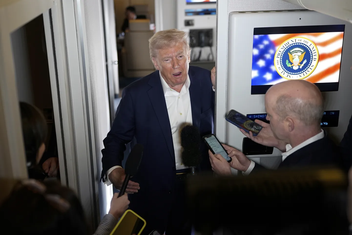 Tervisekontrollis käinud USA president Donald Trump rääkimas ajakirjanikega Air Force One'i pardal 11. aprillil teel Floridasse nädalavahetust veetma.