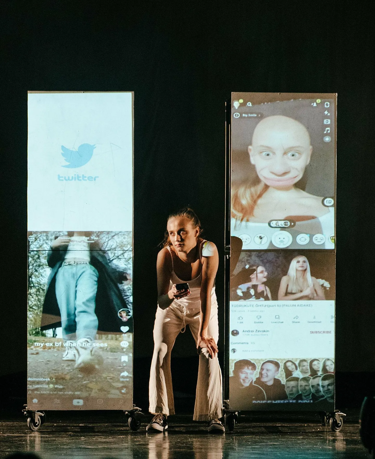 Peategelane on kuulsaks saamise kinnisideest vallutatud 16-aastane Emily, keda kehastab Amanda Hermiine Künnapas.