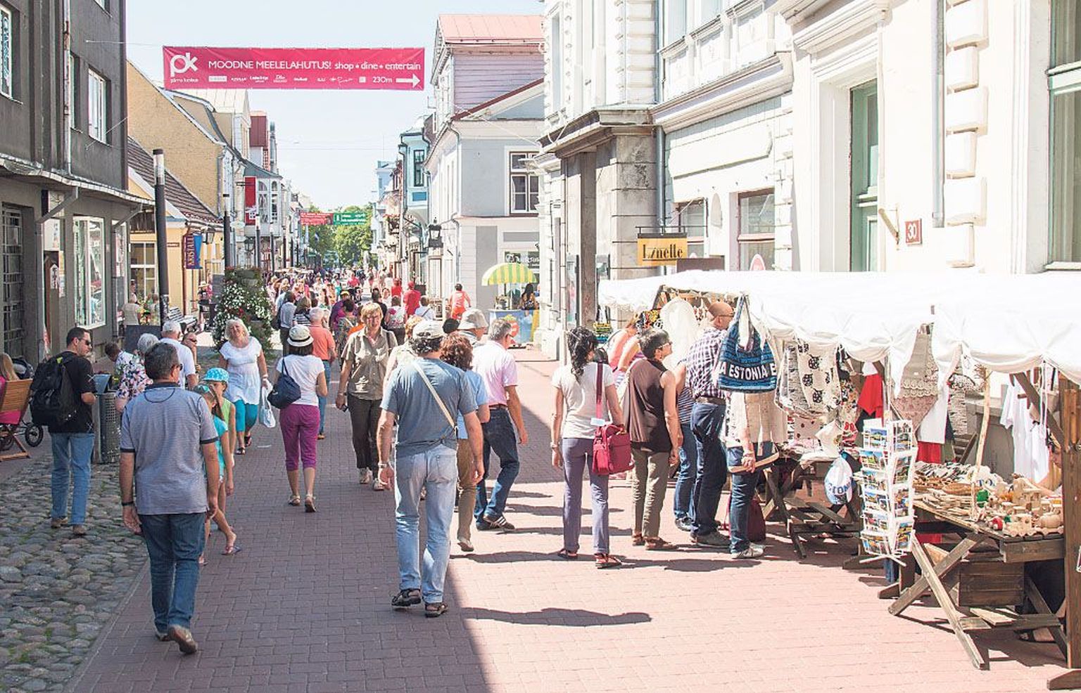 Rüütli tänav meelitab kuumast ilmast hoolimata turiste tutvuma kohalike ostmisväärtustega.