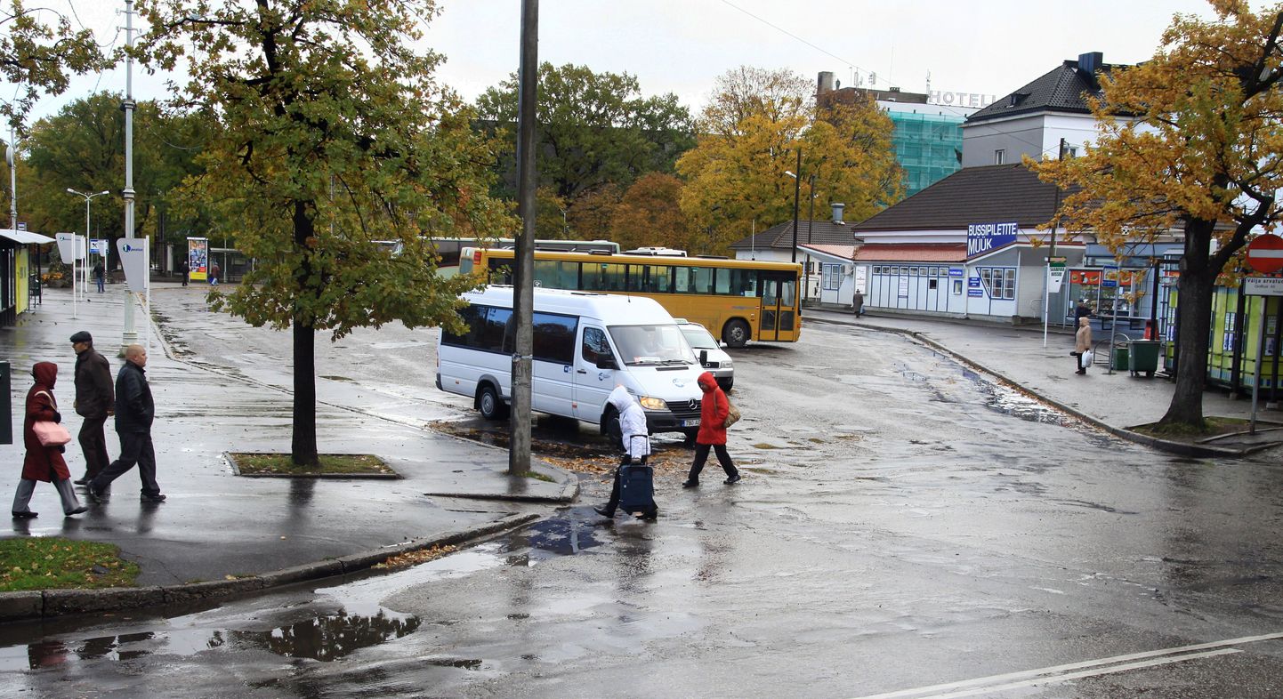 Pärnu bussijaama juures tekivad Ringi tänaval kõvemate sajuhoogude ajal teele suured veelombid, millest läbi sõitvad autod jalakäijaidki kastavad.