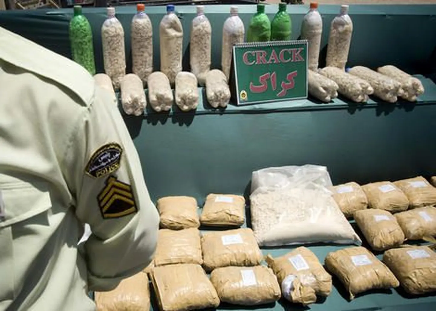 Иранский полицейский охраняет конфискованные наркотики.