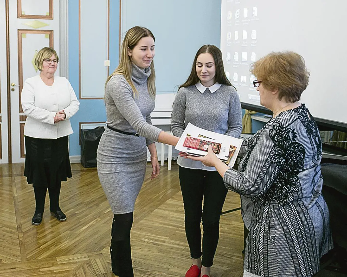 Kilingi-Nõmme õpilased Luise Maria Tallo (vasakul) ja Pille-Riin Oja tänukirja vastu võtmas.