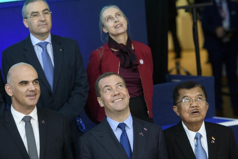Venemaa peaminister Dmitri Medvedev (all keskel) eile Brüsselis Aasia ja Euroopa kohtumisel.