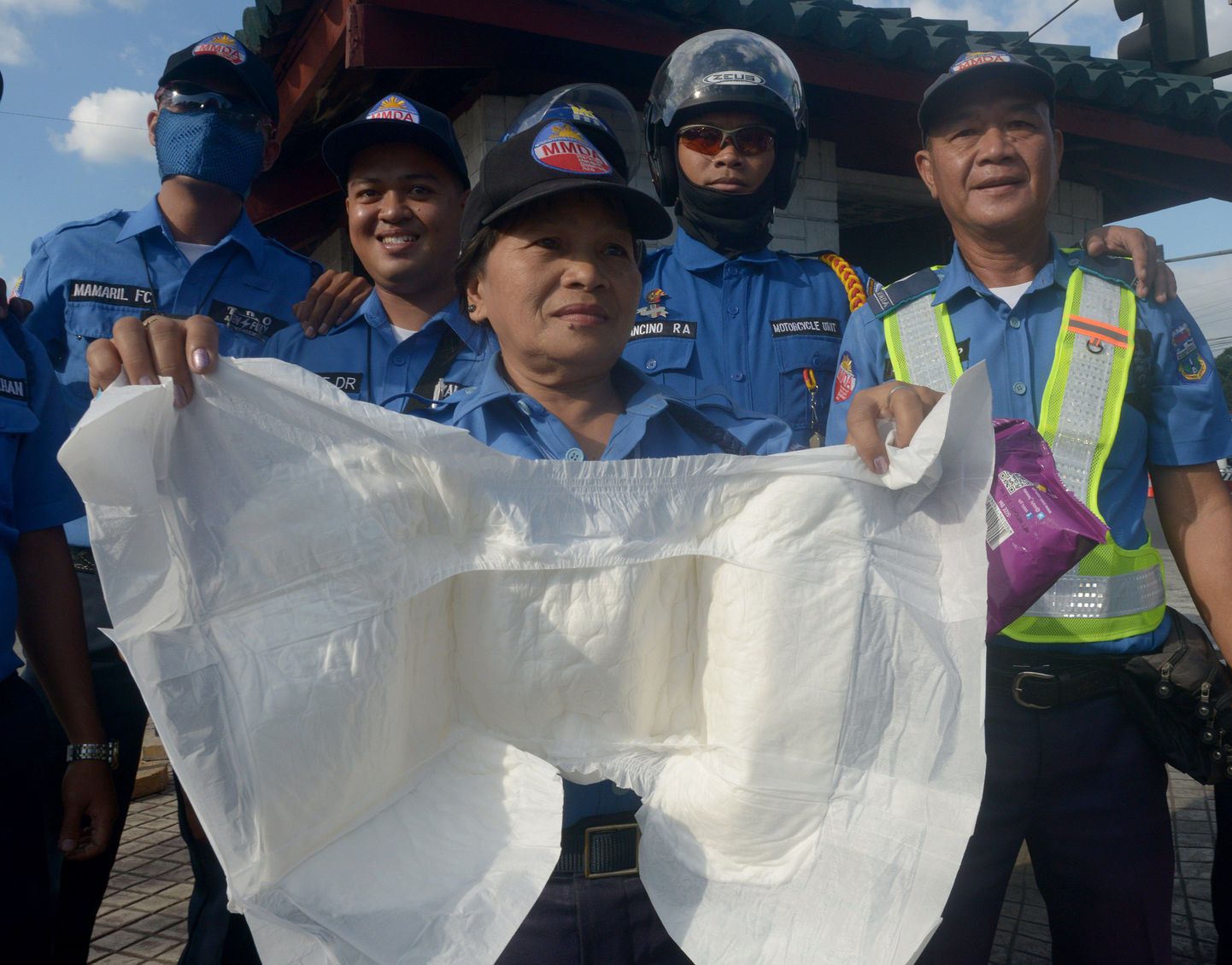 Manila liikluspolitseinikud mähkmeid demonstreerimas