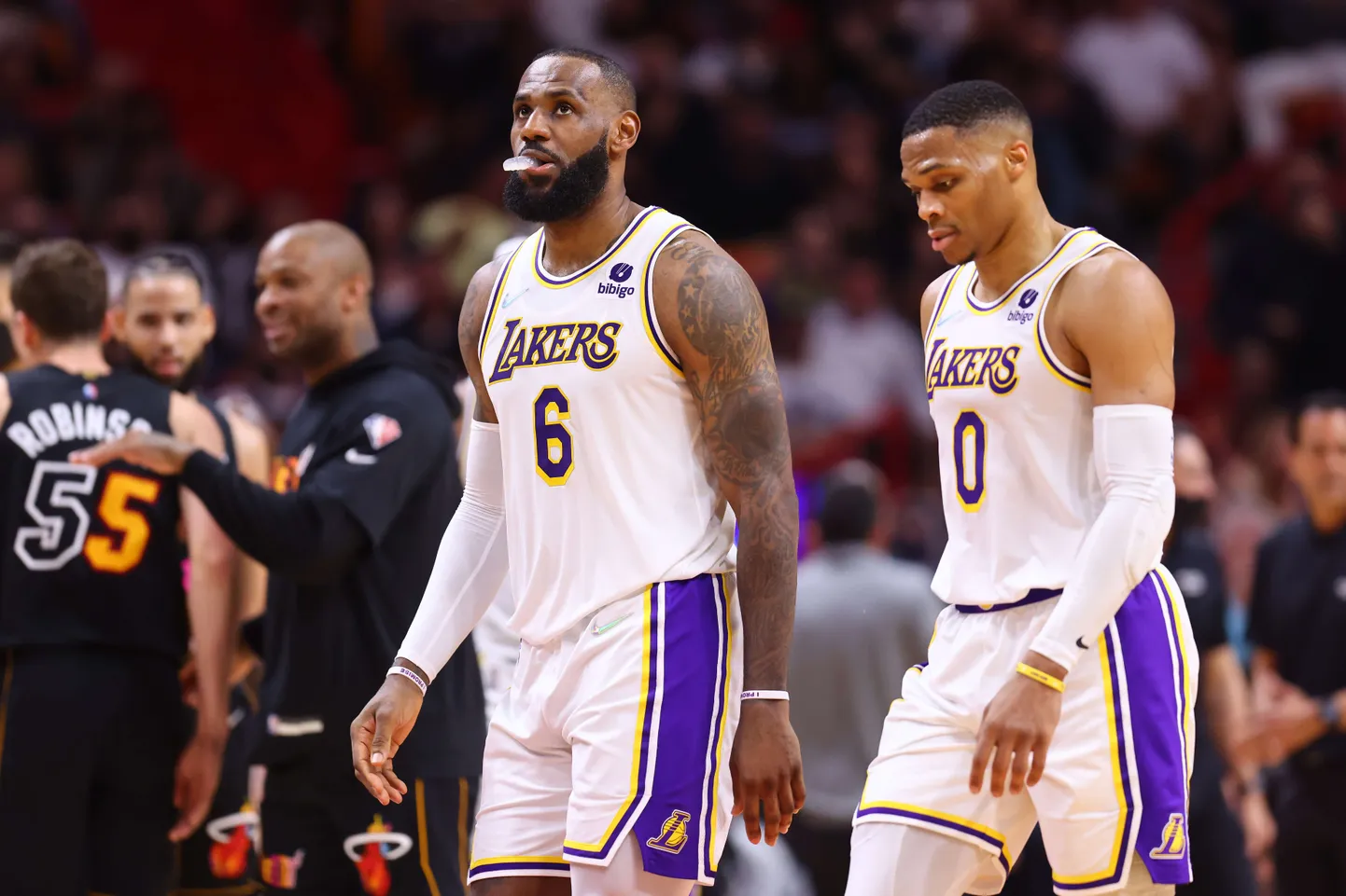 LeBron James (vasakul) on NBA suurim täht, kes pole korvpalliplatsil enam loodetud edu saavutanud.