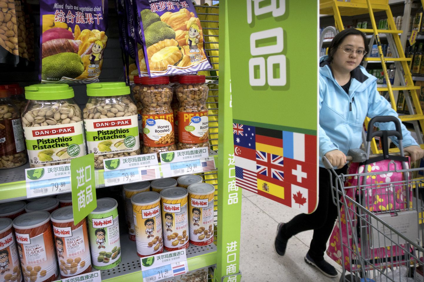 Ameerika päritolu pistaatsiapähklid (vasakul) Hiina supermarketi riiulis