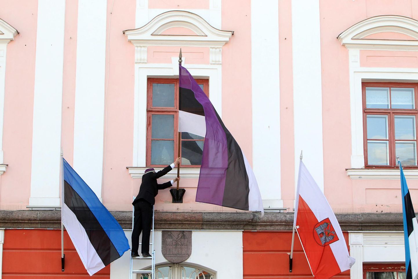 Korp! Vironia lipp Tartu raekoja seinal.