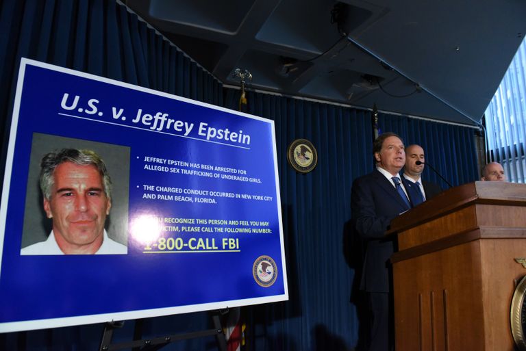 New Yorgi kohtunik Geoffrey Berman teatamas pressikonverentsil, et Jeffery Epsteinile esitati süüdistus alaealiste seksuaalses ärakasutamises