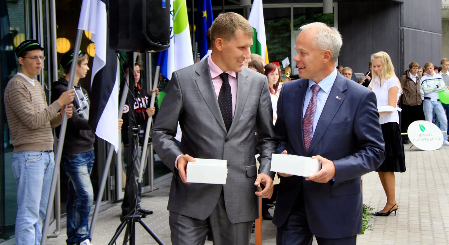 Pärnu maavanem Andres Metsoja (vasakul) ja Pärnu linnapea Toomas Kivimägi.
