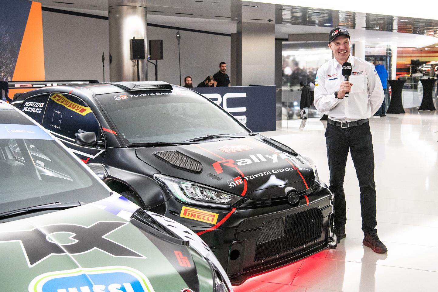 Jari-Matti Latvala seismas Toyota Yaris Rally2-auto prototüübi kõrval.