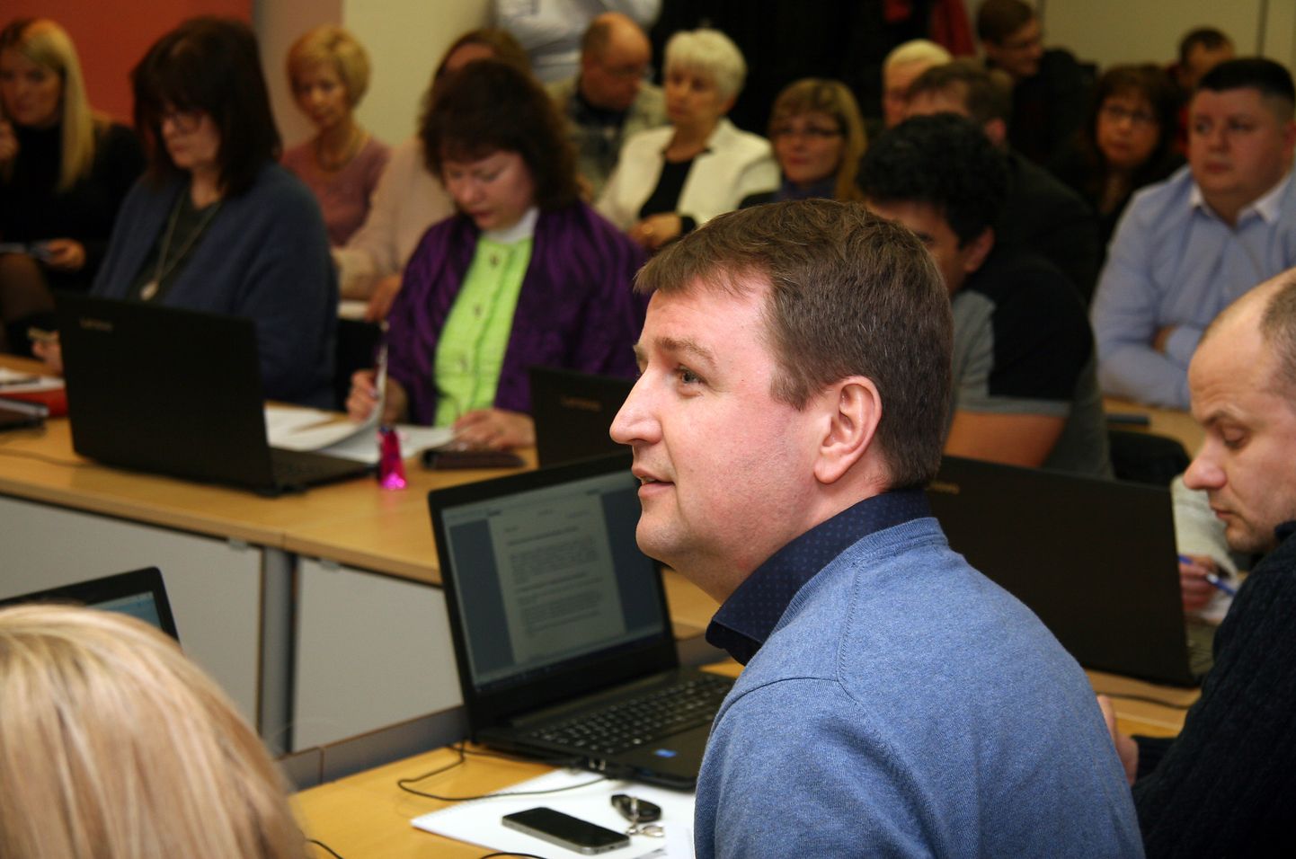 Эдуард Одинец входит в Кохтла-Ярвеское горсобрание с 1996 года, в Рийгикогу он баллотировался четыре раза, но избран не был.