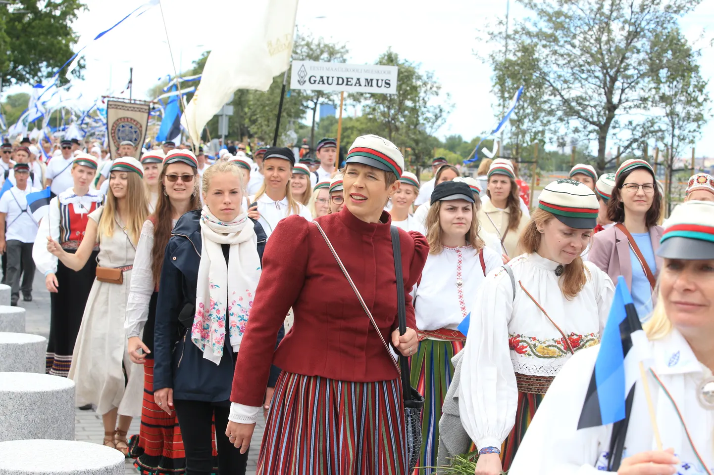 President Kersti Kaljulaid (punase jakiga) marssis laulupeo rongkäigus korporatsiooni Filiae Patriae rivis.