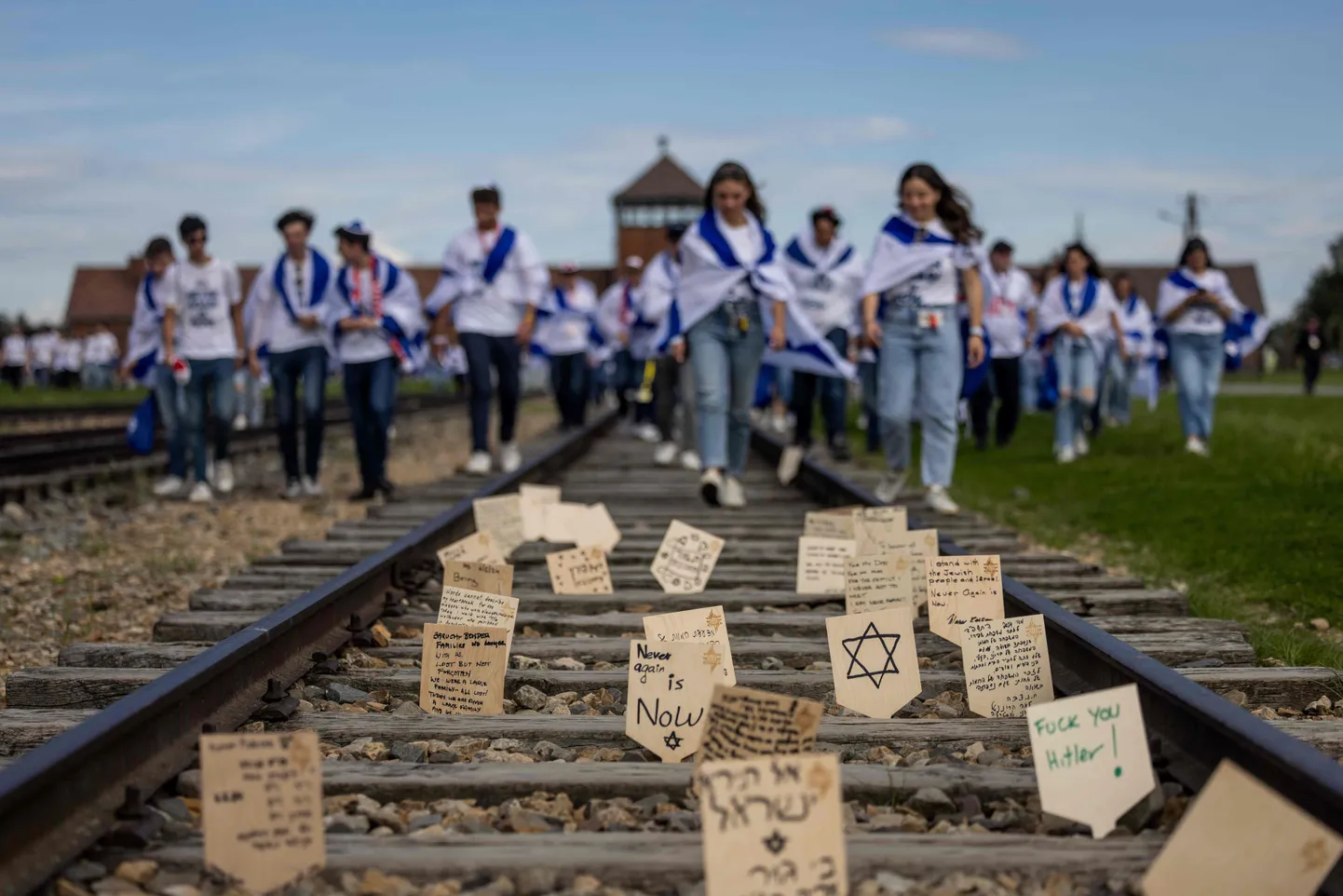 Auschwitzi koonduslaagrisse kogunenud juudid tegid rahupöördumise kutsudes vabastama Hamasi poolt pantvangi võetud inimesed. 6. mai 2024. a.