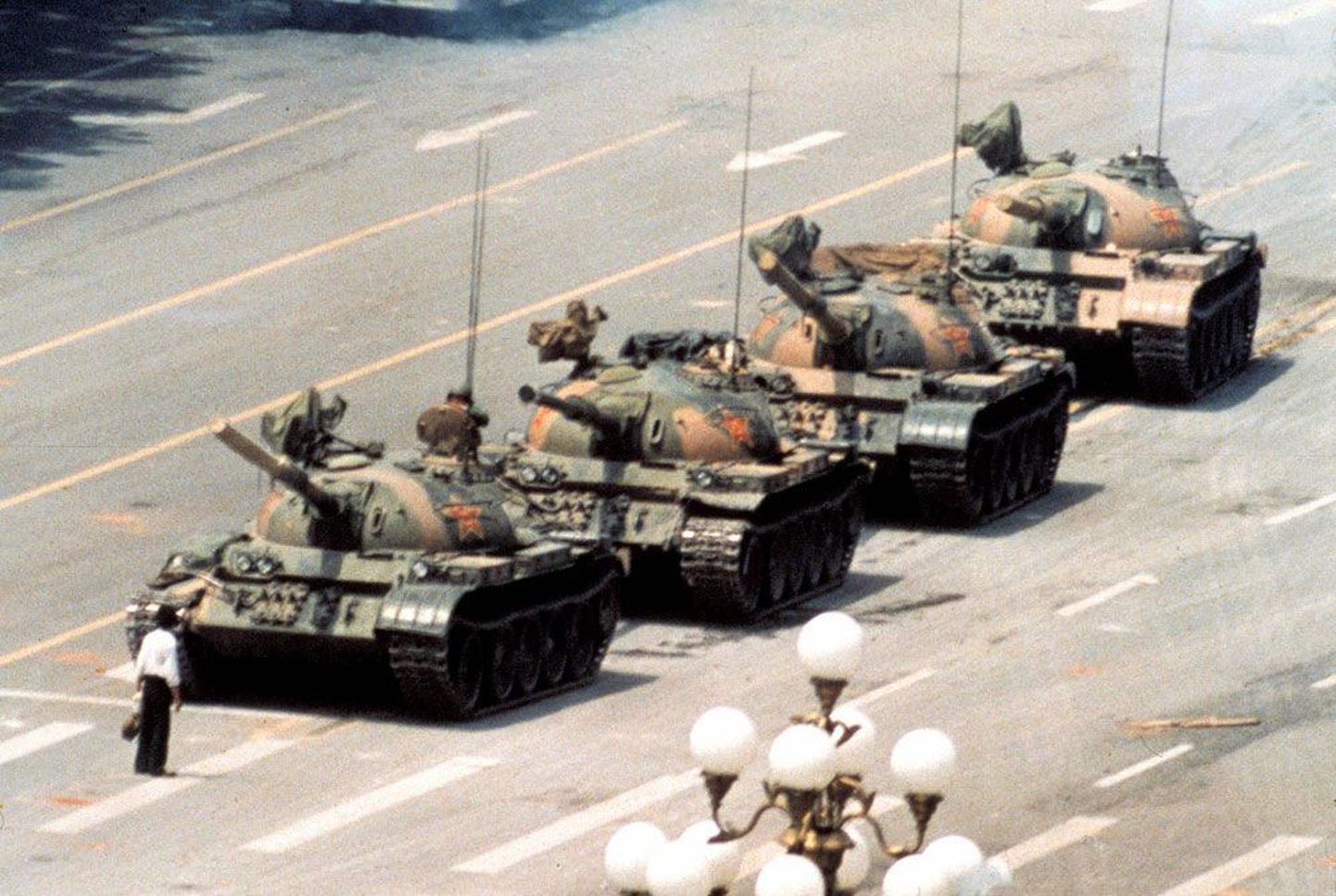 Tiananmeni meeleavalduste kuulsaimal, 5. juunil 1989 tehtud fotol on tundmatu valges särgis mees astunud vastu tankikolonnile. Kolonn peatus ja sõjaväelased viisid mehe minema. Foto on Hiinas endiselt keelatud ning mehe saatus siiani ebaselge. Mõned väidavad, et ta hukati, teised, et ta pages Taiwani.