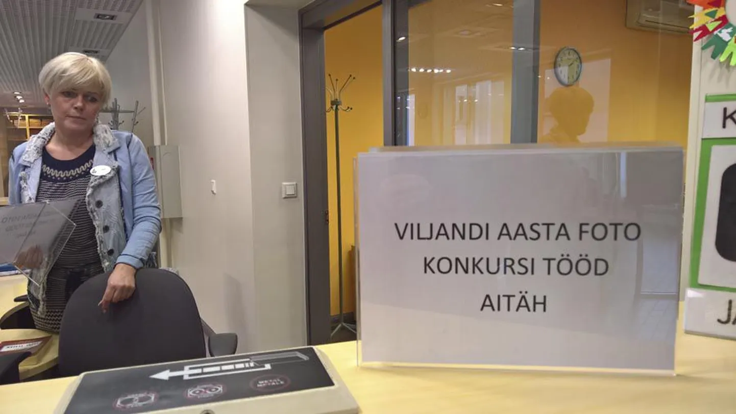 Linnaraamatukogu valvelauas on kaks suurt kasti, kuhu kogutakse Viljandimaa aasta foto tiitli nimel võistlevaid töid. Neid saab esitada 7. jaanuarini.