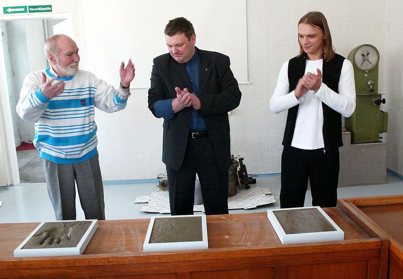 Läinud aasta aprillis vajutas Mikk Mikiver (vasakul) Kunda tsemendimuuseumis oma käejälje kivisse. Temaga koos tegid seda Riigikogu liige Marko Pomerants ja rokkmuusik Tanel Padar.