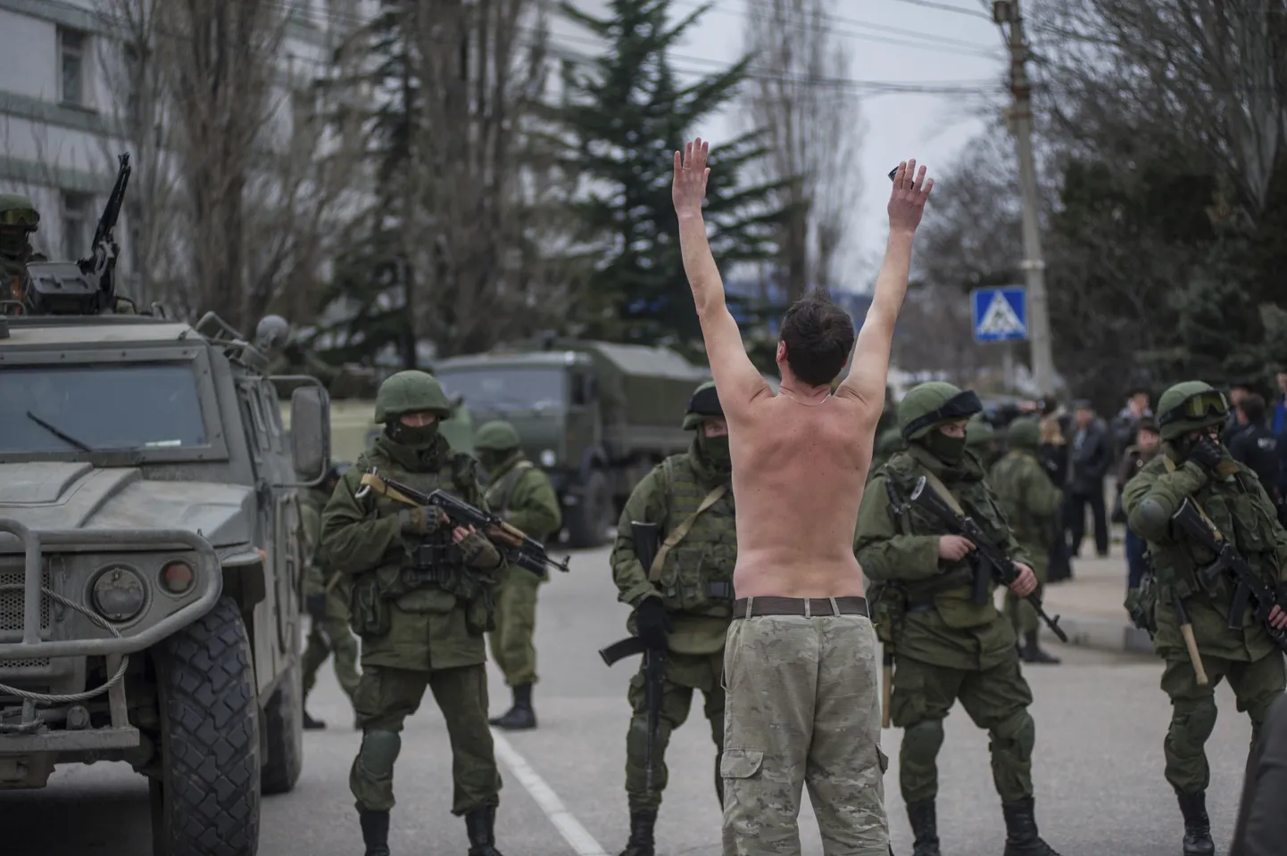 Ukraina mees seisab 1. märtsil 2014 Sevastopoli äärealal tunnusmärkideta relvastatud sõdurite ees.