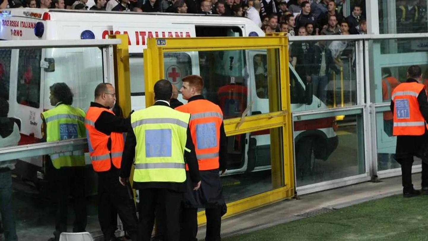 Serie D kohtumises kukkus kokku pealtvaataja, keda tõttas esimesena elustama mängu kohtunik.