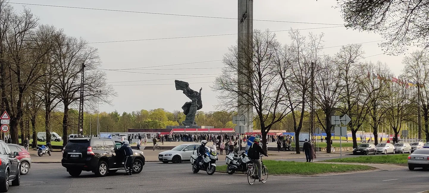 10 мая в парк Победы продолжают нести цветы