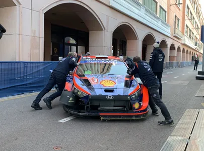 Ott Tänaku katkine Hyundai i20 N Rally1-auto Monte Carlo ralli hooldusalas.