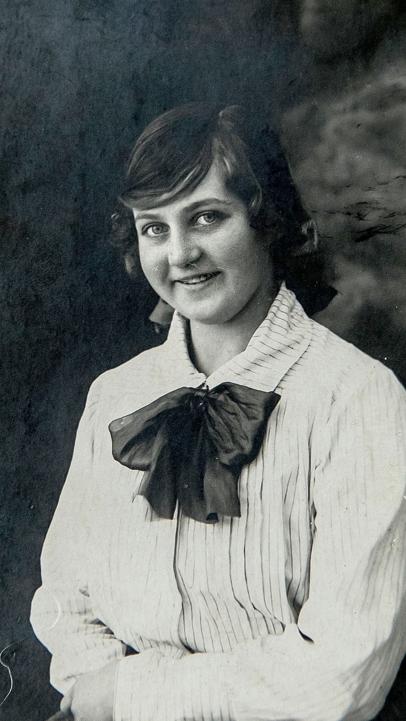 MEENUTUS NOORPÕLVEST: Miss Saaremaa 1931 Ljubov Hermann.