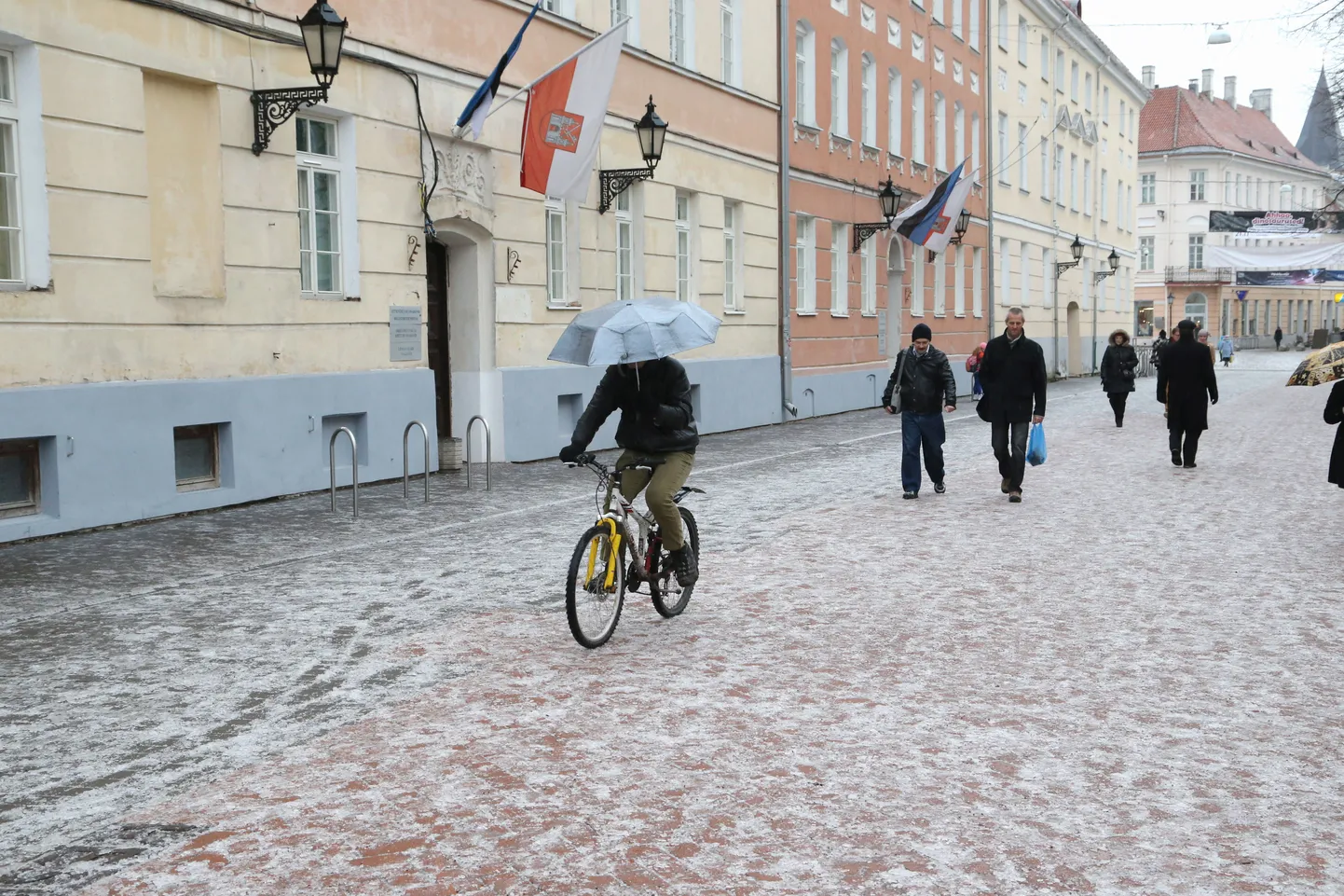 Tartu tänavad muutusid täna libedaks.
Pildil Küüni tänav.