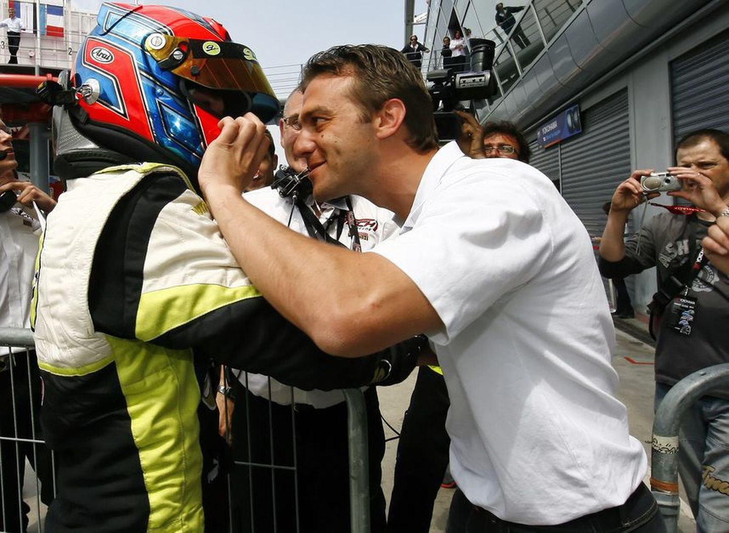 Sõitjate treener Enzo Mucci (paremal) õnnitleb Kevin Korjust.