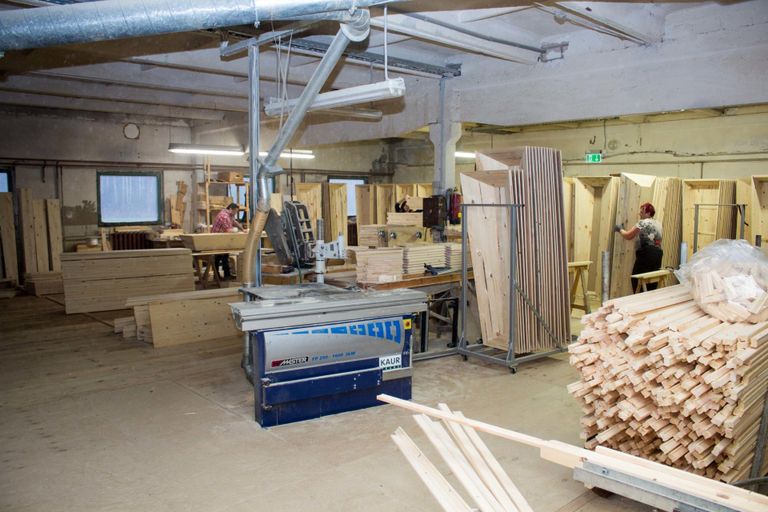 OÜ Puidu Taavet valmistatud puusärgid lähevad peamiselt müügiks Soomes.