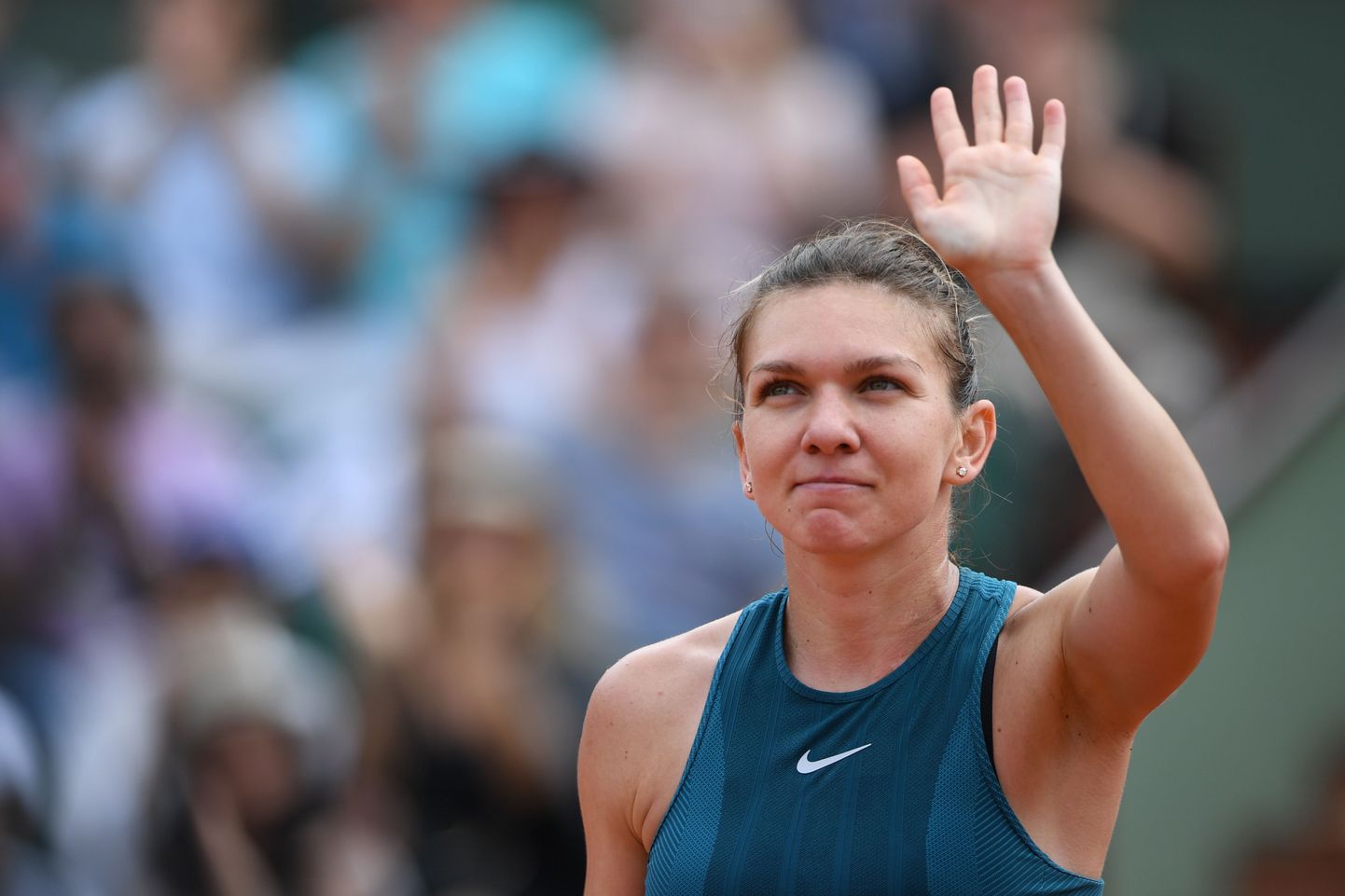 Romania's Simona Halep celebrates after victory at the end of her women's singles first round match against Alison Riske of the US on day four of The Roland Garros 2018 French Open tennis tournament in Paris on May 30, 2018. / AFP PHOTO / Eric FEFERBERG