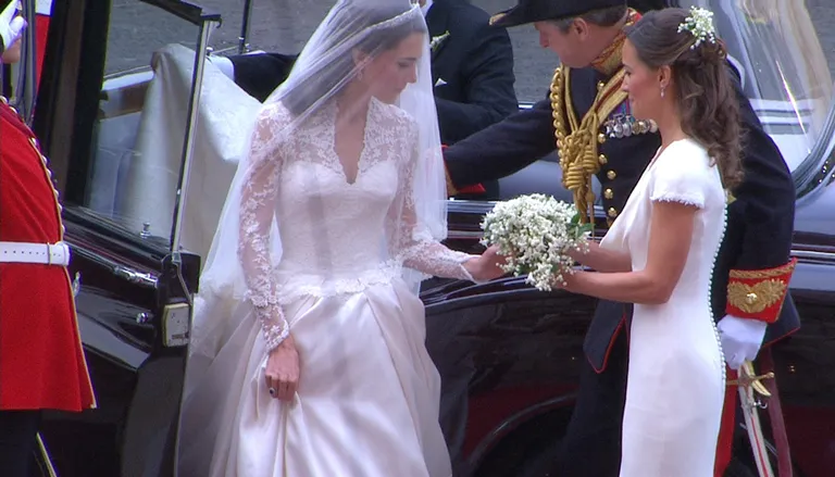 Õde Pippa ulatamas Kate'ile pruudikimpu