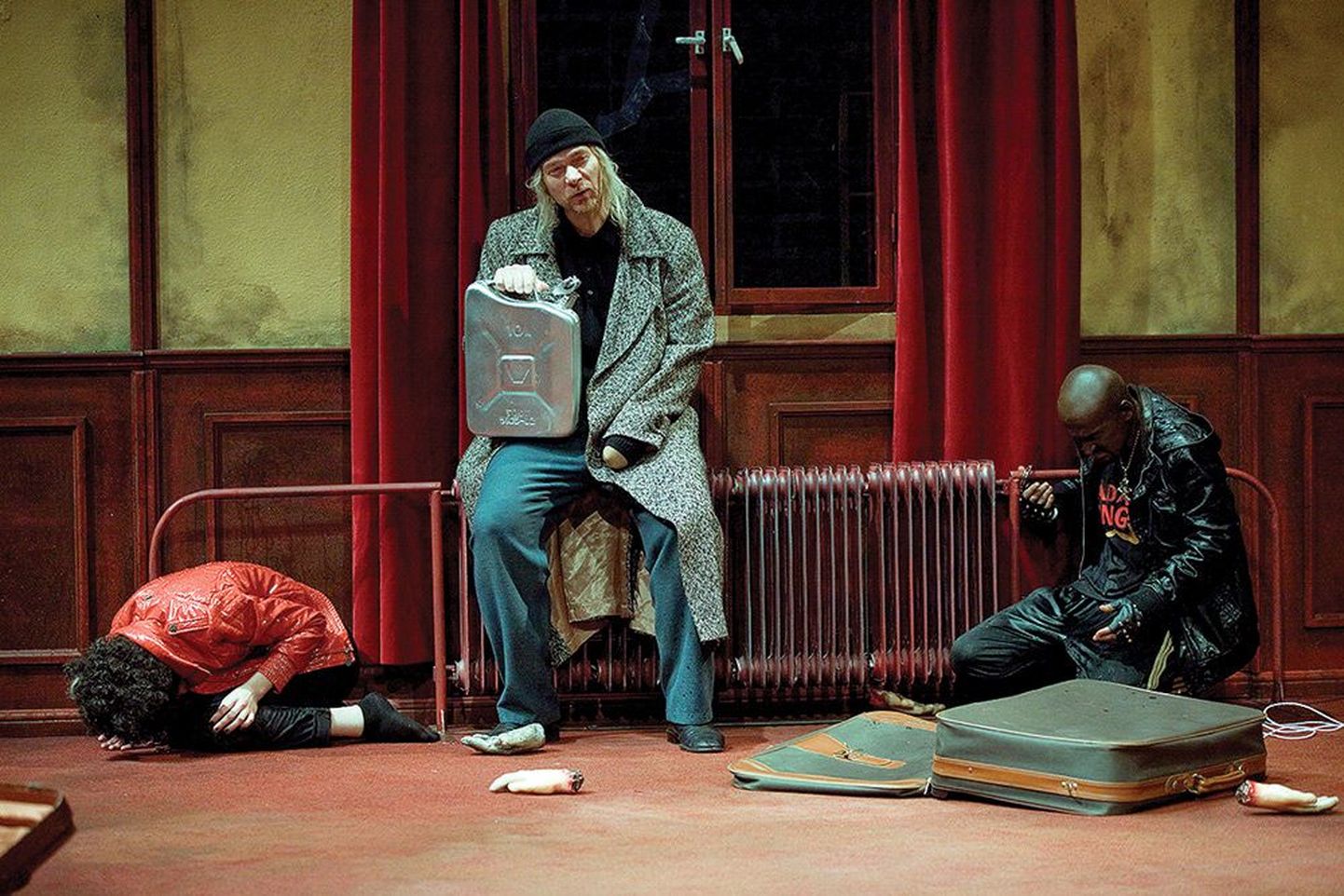 Tanel Jonase lavastuses «Kadunud käsi» mängivad Ott Sepa kõrval Maarja Mitt (pildil vasakult), Riho Kütsar ja Markus Luik. Viimasele kulub jumestusvärvi trupis kõige enam.