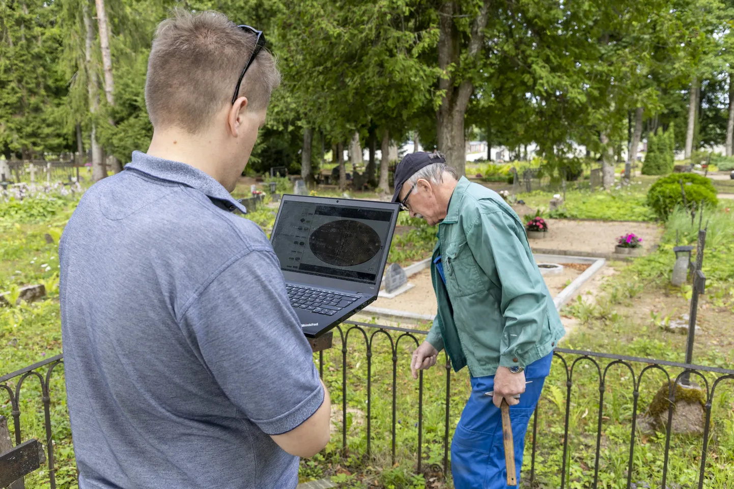 Reopalu kalmistu hauaristid. Vasest nimeplaadid