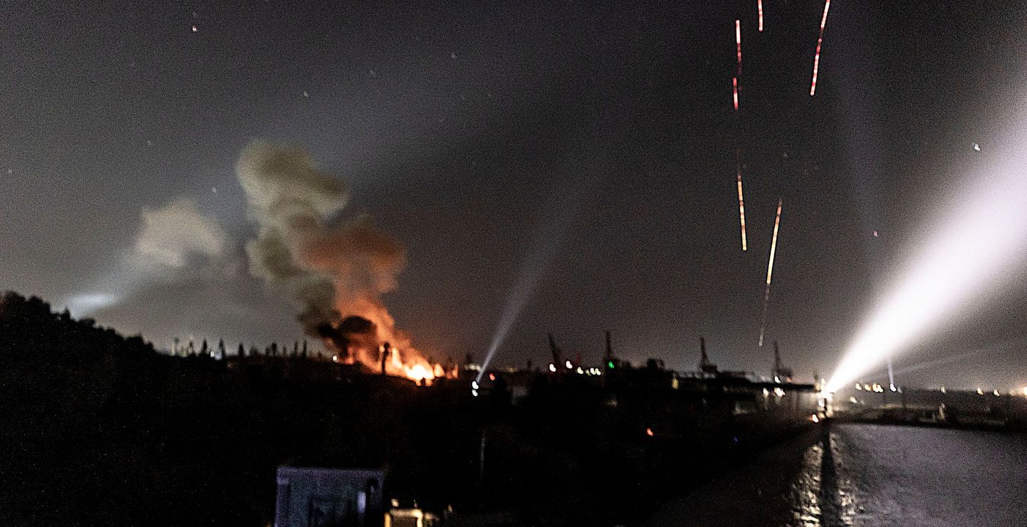 Ukraina õhutõrje tulistab Odessa kohalt rakette alla.