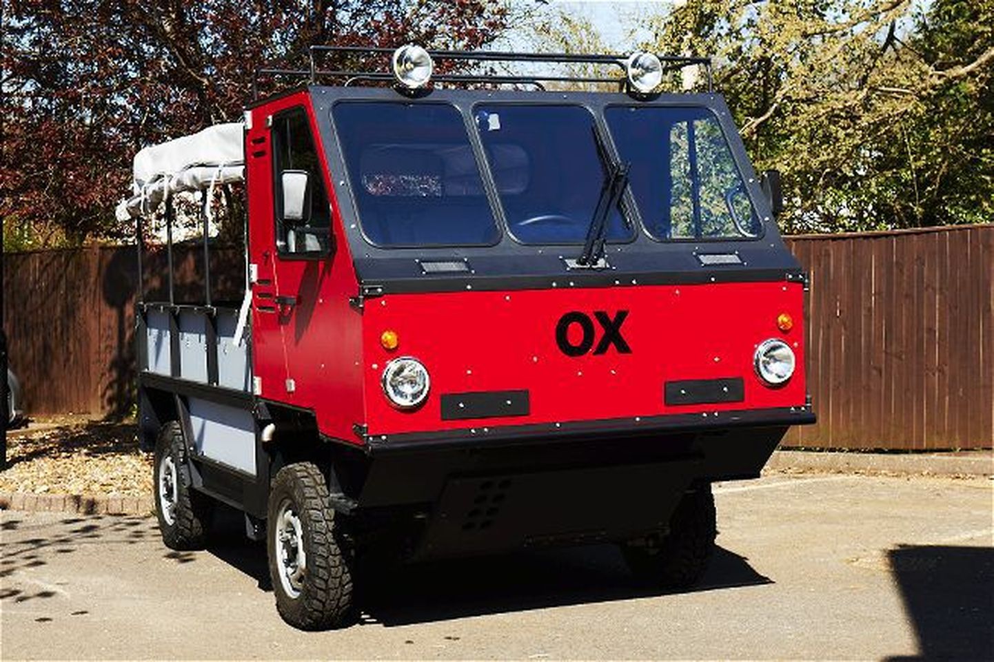 Lapiku pakina transporditav veoauto Ox.