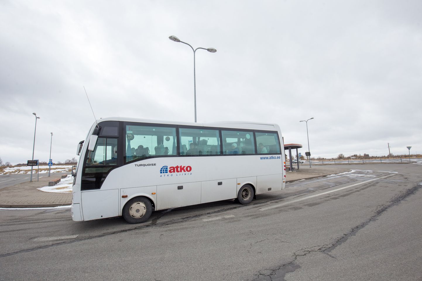 Liinibuss Mäo reisiterminalis, kus see graafiku järgi ka peatuma peaks.