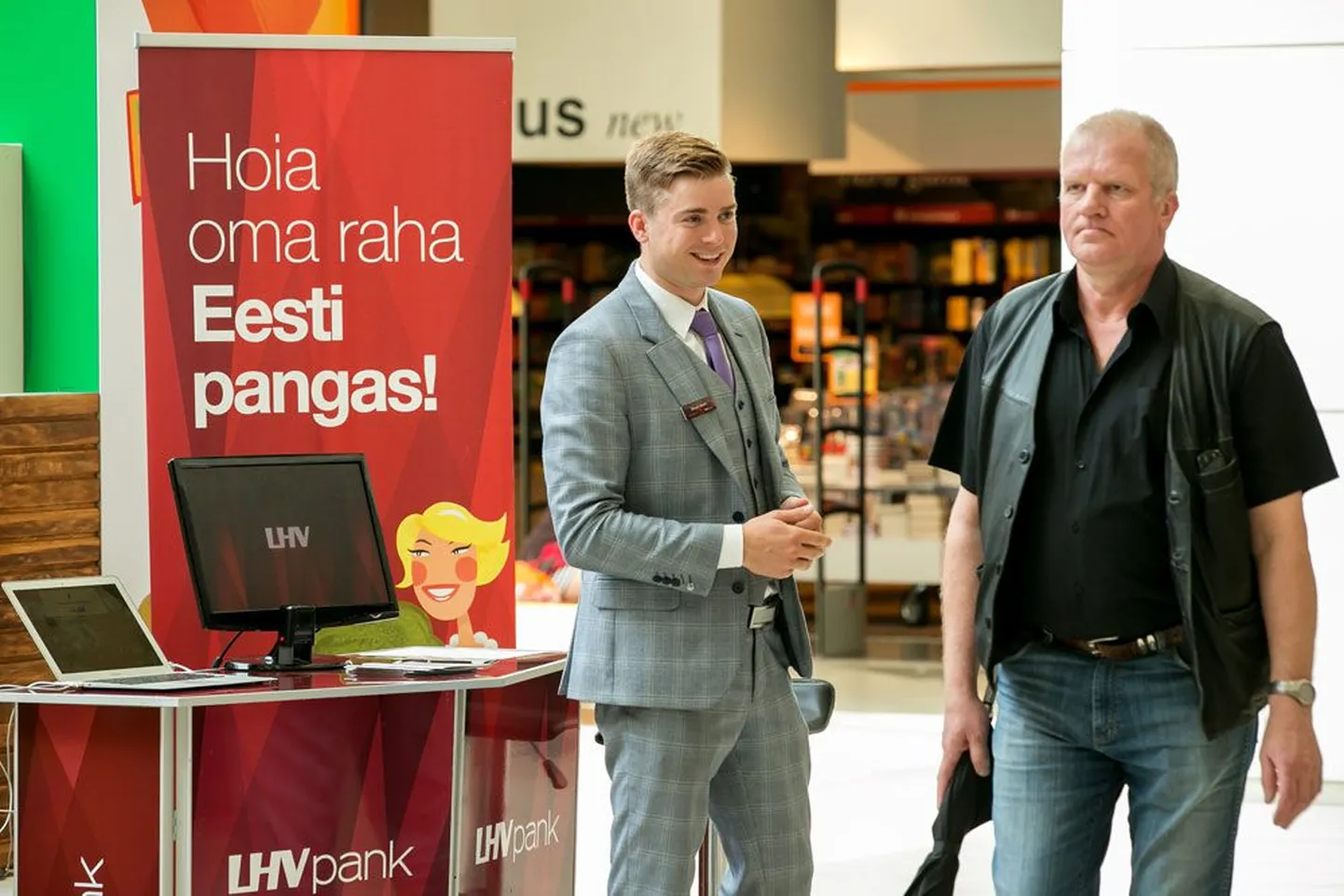 LHV konsultant Birger Aavik tööhoos: iga möödujat tuleb kohelda nagu potentsiaalset klienti, sest kunagi ei tea, keda pensionifondidega seonduv huvitada võiks.