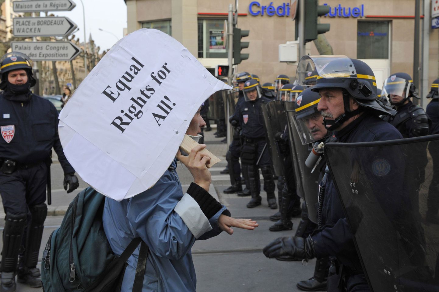 Meeleavaldaja diskuteerib märulipolitseinikega Strasbourg'i tänaval.