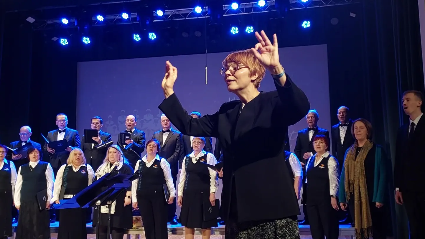 Kohtla-Järve koorimuusikakontserdi finaalis kõlas ühislauluna dirigent Ene Üleoja juhatusel Peep Sarapiku "Ta lendab mesipuu poole".