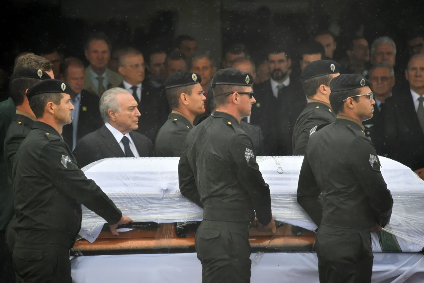 Brasiilia president Michel Temer (vasakult teine) täna Chapecos ühe lennuõnnetuses hukkunud jalgpalluri kirstu juures.