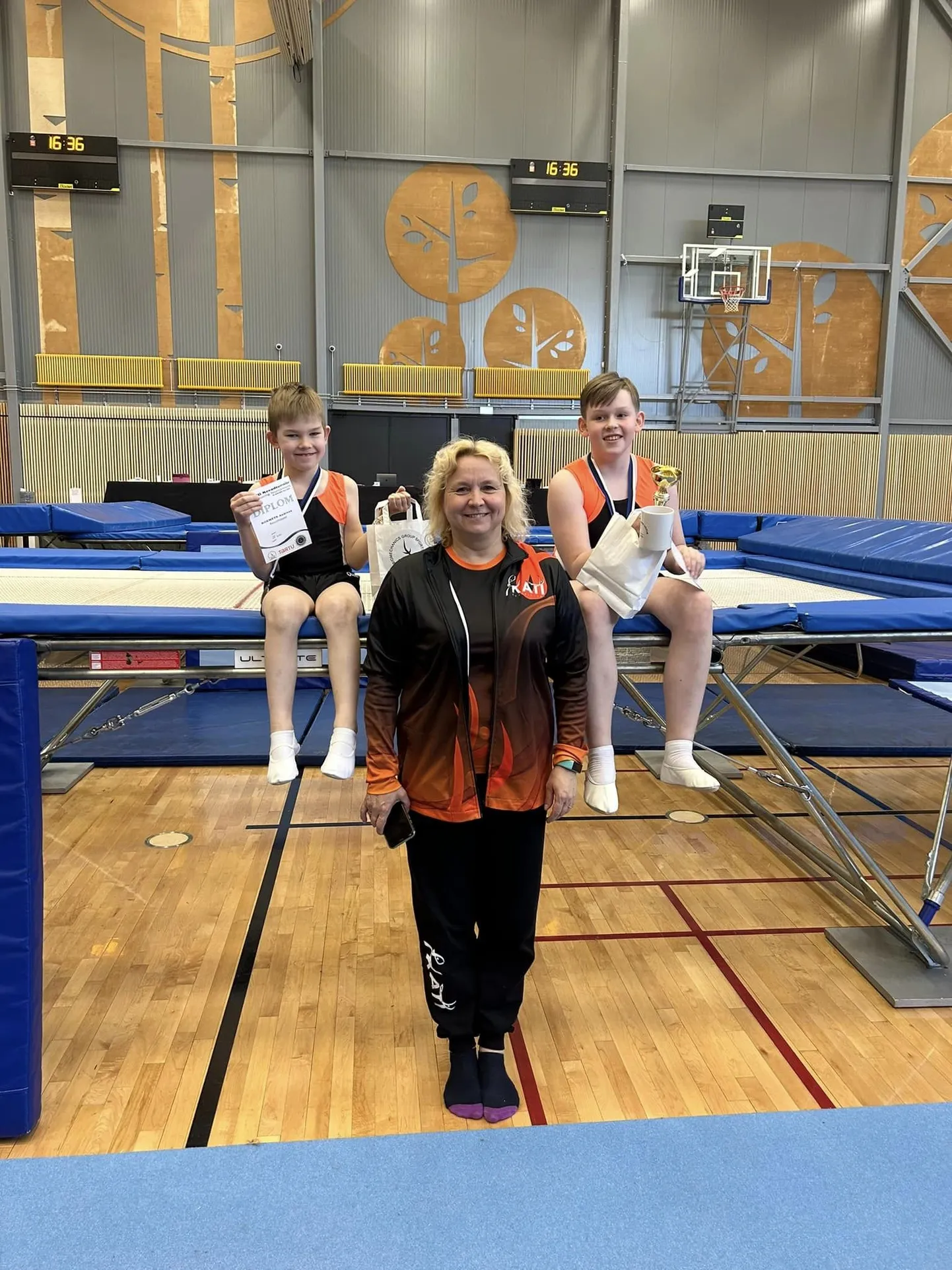 Kati spordiklubi treener Katrin Kaasik tunneb klubi poiste edu üle rõõmu. Andreas Koemets (vasakul) ja Robert Rüütel (paremal) tõestasid, et võivad edukate tulemuste najal peagi algajate arvestusest põhiklassidesse tõusta.