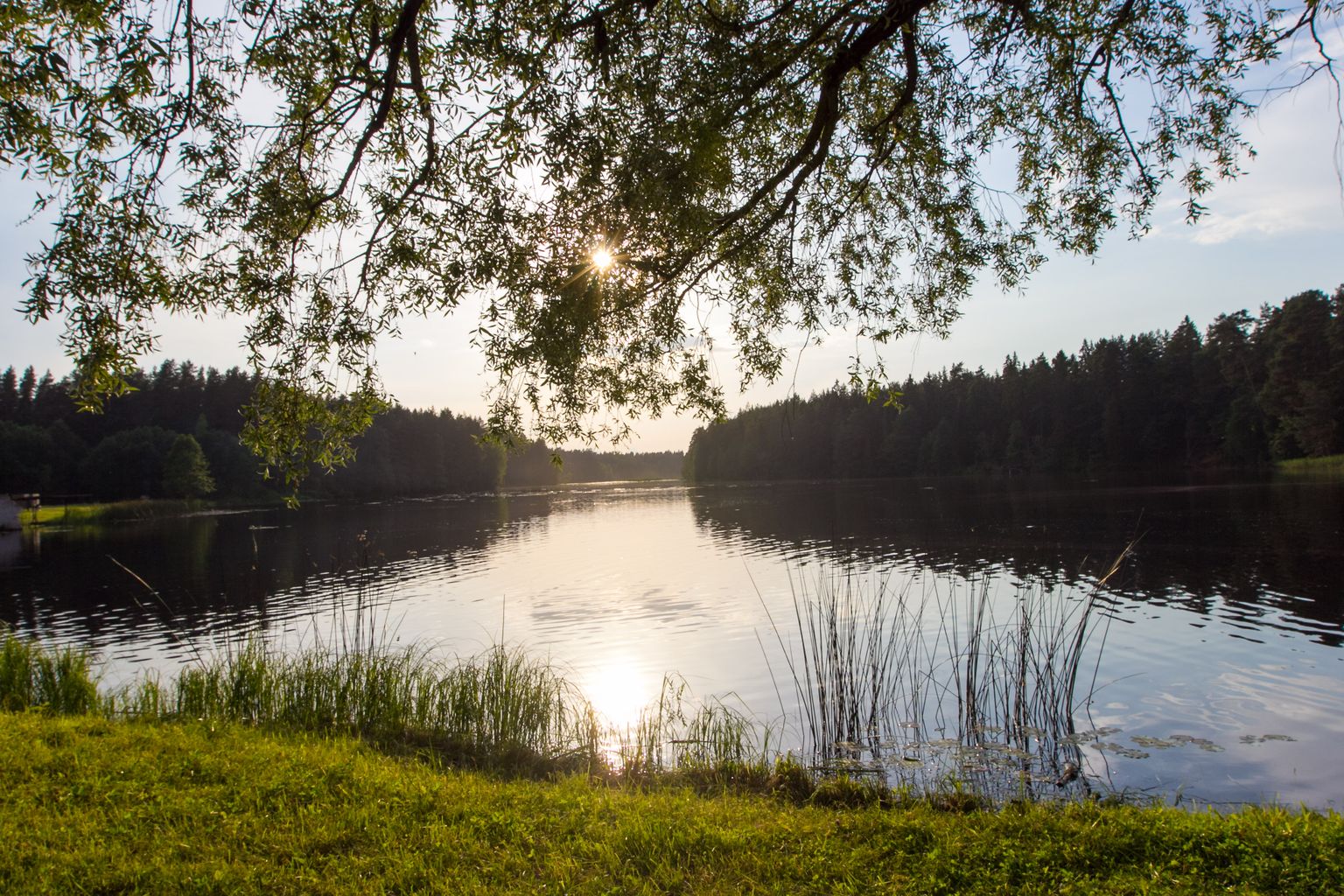 Eestis on puhas loodus. Loojang Veskijärvel.