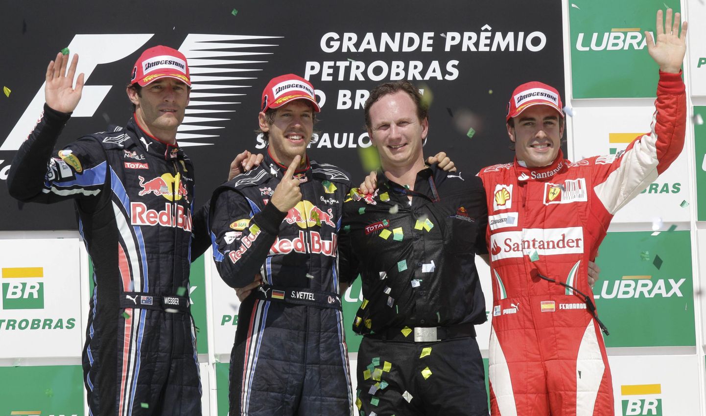 Red Bulli mehed Mark Webber, Sebastian Vettel ja Christian Horner ning üksik Ferrari piloot Fernando Alonso 2010. aastal. Tegelikult oli lähedal, et ka hispaanlane oleks selga tõmmanud Red Bulli võistlusvormi.