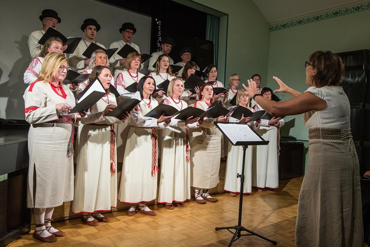 Iiisaku segakoor laulab oma 150. juubelikontserdil Iisaku rahvamajas. MATTI KÄMÄRÄ