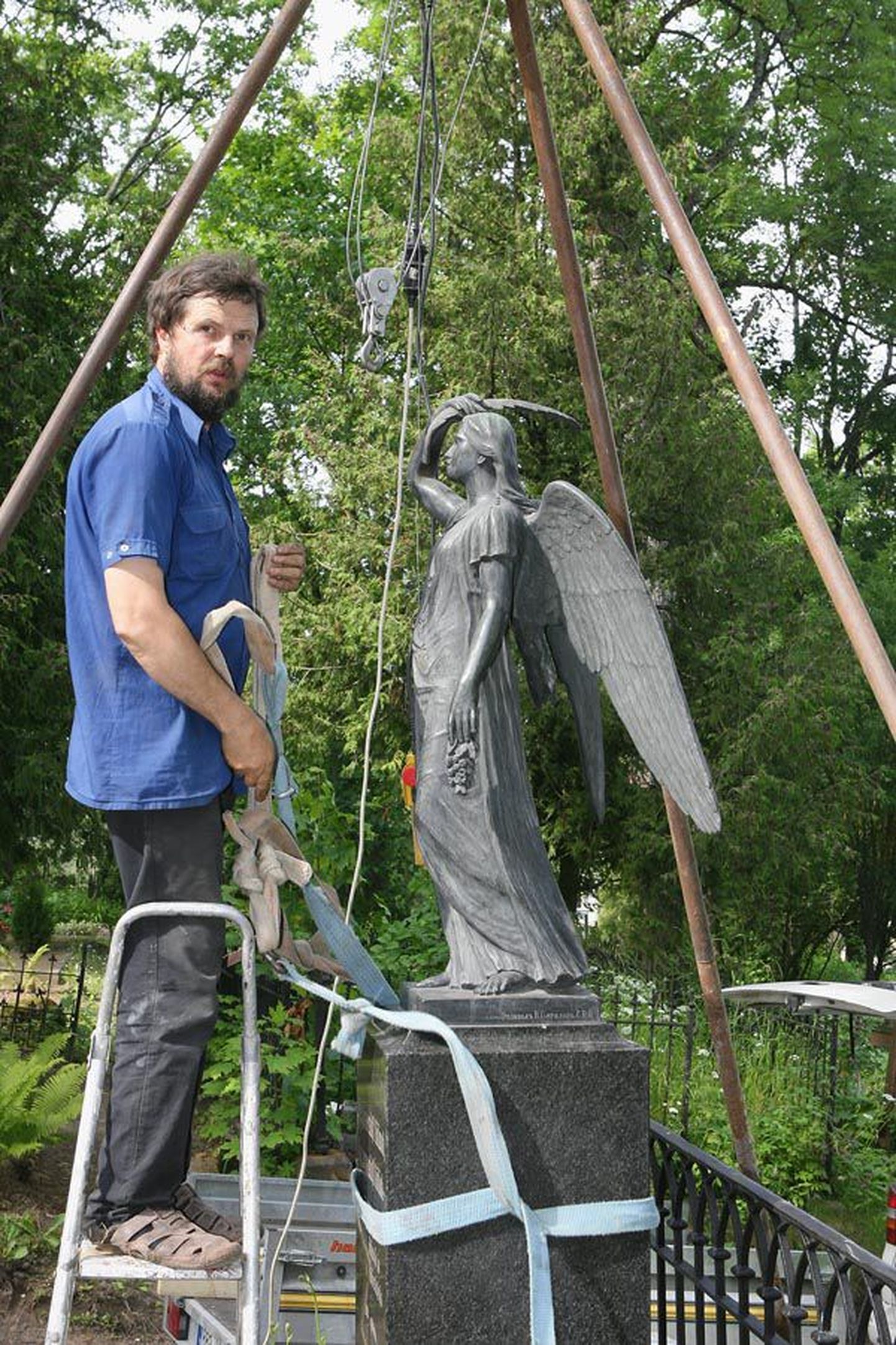 August Ludwig Weizenbergi peetakse eesti rahvusliku skulptuuri rajajaks. Tema pronksist «Rahuingli» restaureerinud Paul Uibopuu hindab skulptori loomingut kõrgelt.