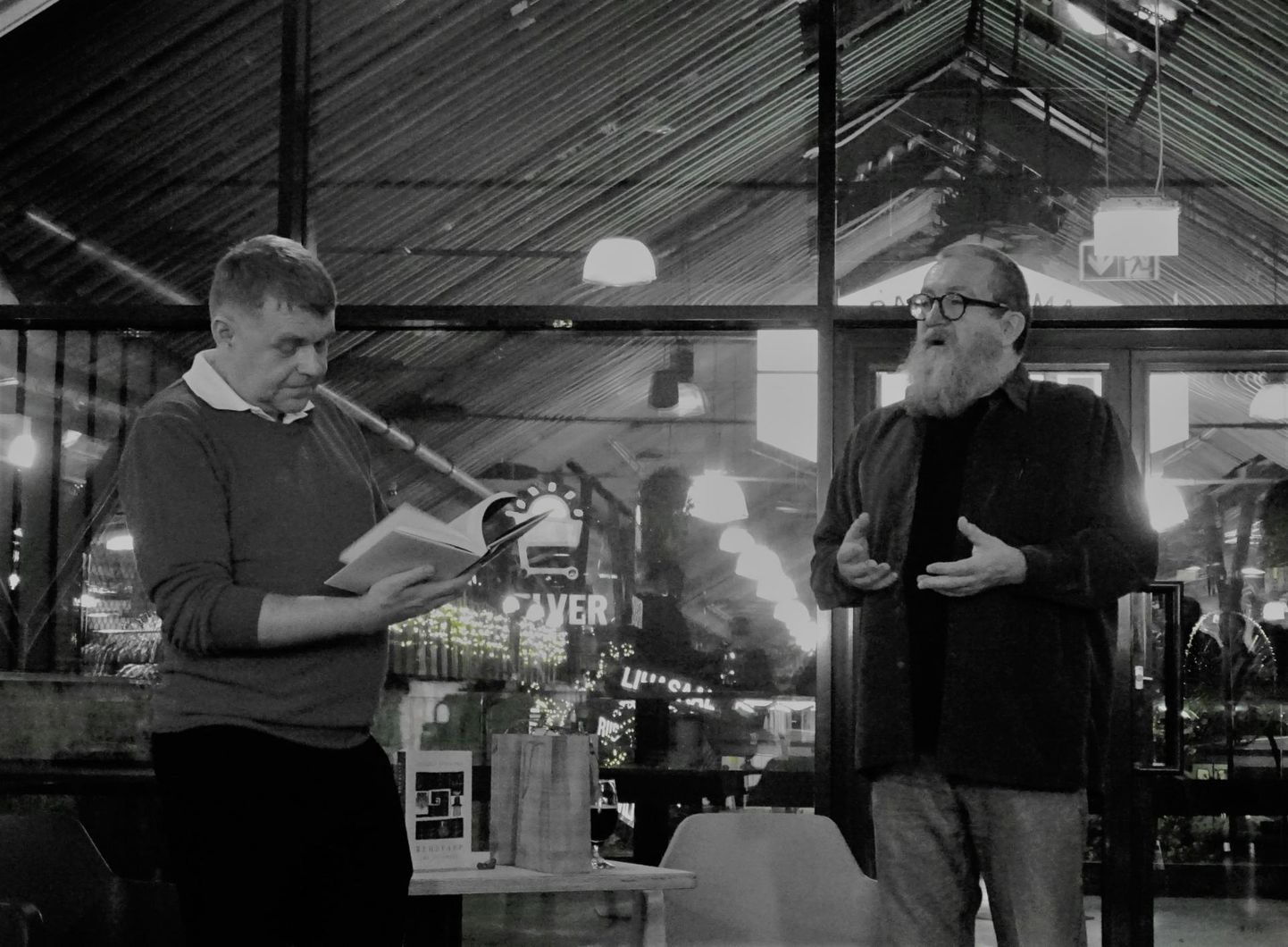 “Rehepapi” autor Andrus Kivirähk (vasakul) peab Jüri Mildebergi kunstilist interpretatsiooni teosest igas mõttes õnnestunuks.
