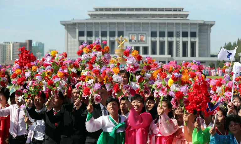 Plastlilledega linlased, kes tulid tervitama Moon Jae-ini.