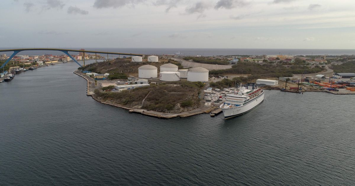 Curacaole teel olnud aluse uppumise järel on kadunud 30 inimest