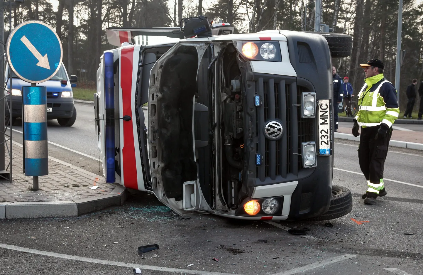 Pärnus põrkasid kokku väljasõidul olnud kiirabiauto ja Tšehhi numbrimärgiga raskeveok.