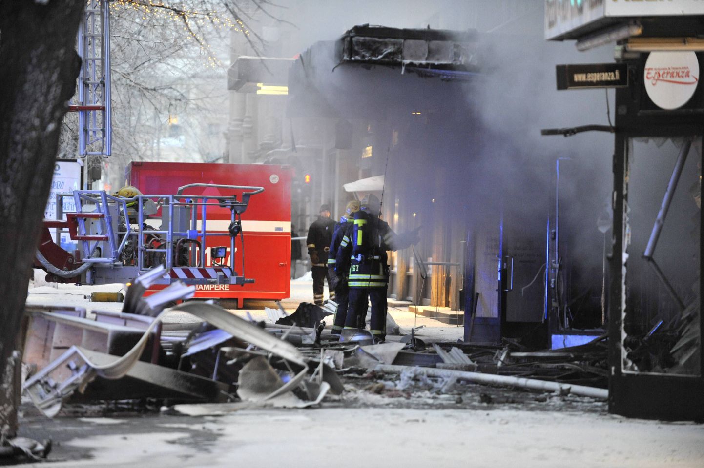 Tuletõrjujad Tamperes tulekahjus kannatada saanud korrusmaja ees.