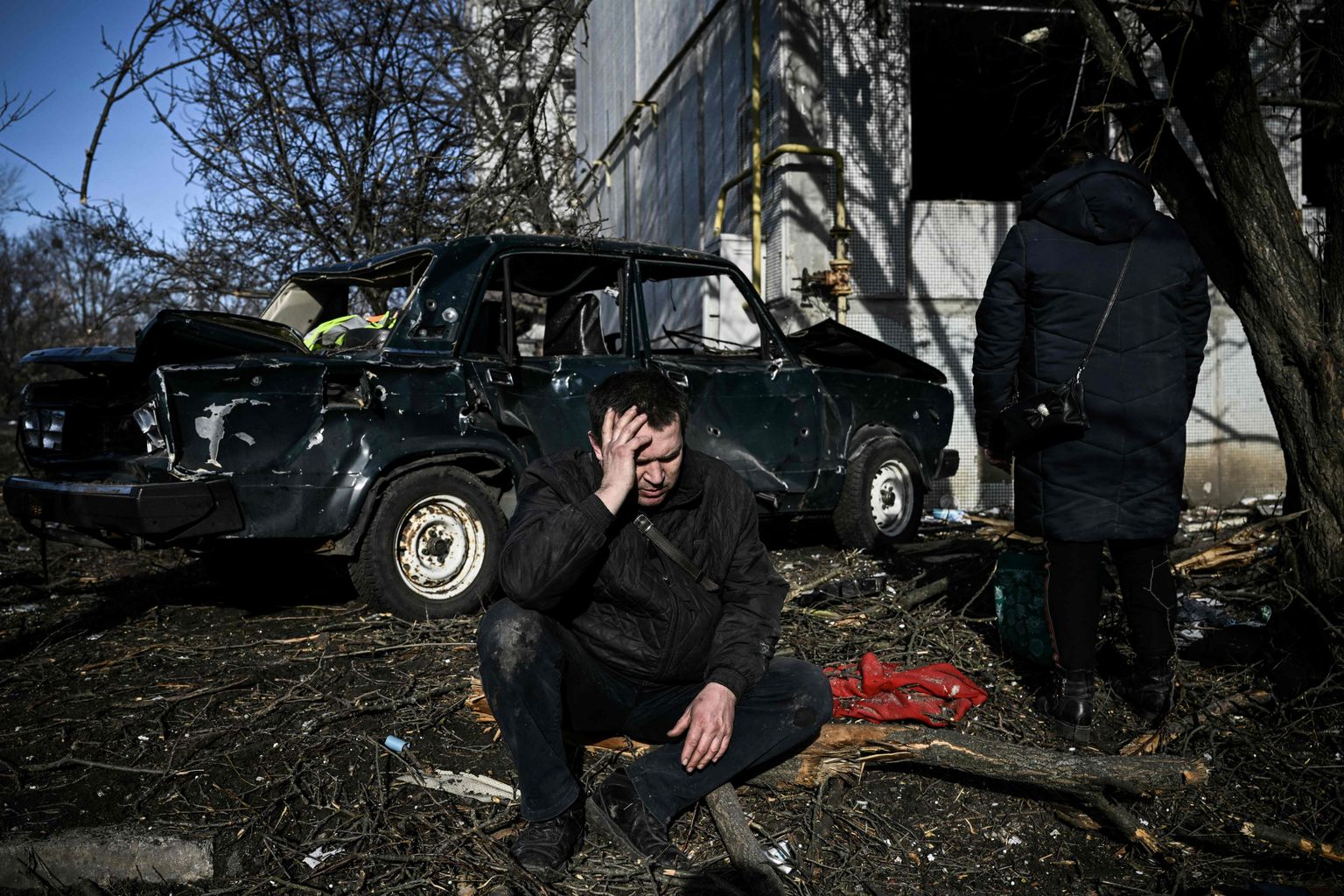 Mees Ida-Ukrainas Venemaa rünnakus hävitatud maja ees.